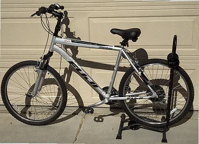 2010 Fuji Adventure 2.0 21" Quick Silver SR Suntour Fork Men's Large Alex XRims
