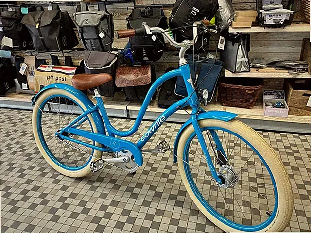 Blue electra townie 7i speed bike. Flat Food Technology. With lights. Stable.
